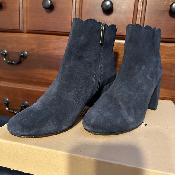 Beautiful practically NIB Andre Assous Sylvania blue suede booties. - Picture 6 of 12